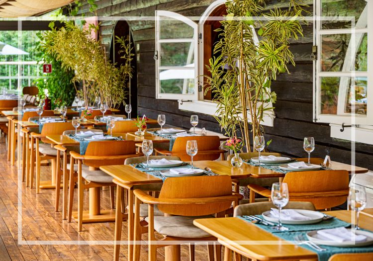 Mesas da Casa Bambuí - restaurante do Parque Bambuí em Campos do Jordão